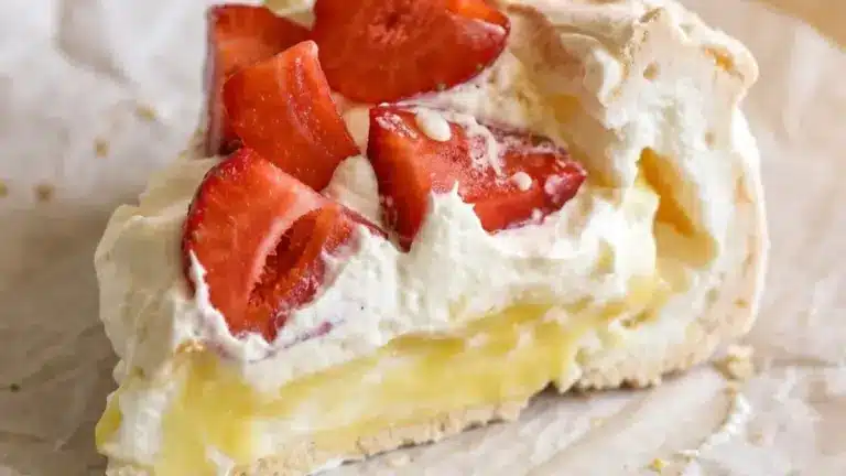 Pavlova med vaniljkräm och jordgubbar