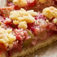Rabarberkaka med smuldeg enkelt recept hemma