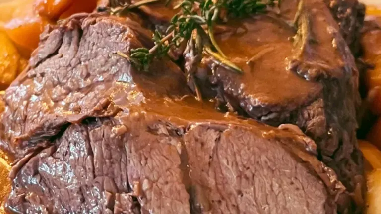Slottsstek i rödvinssås med hemgjord sås: mört kött och djup smak