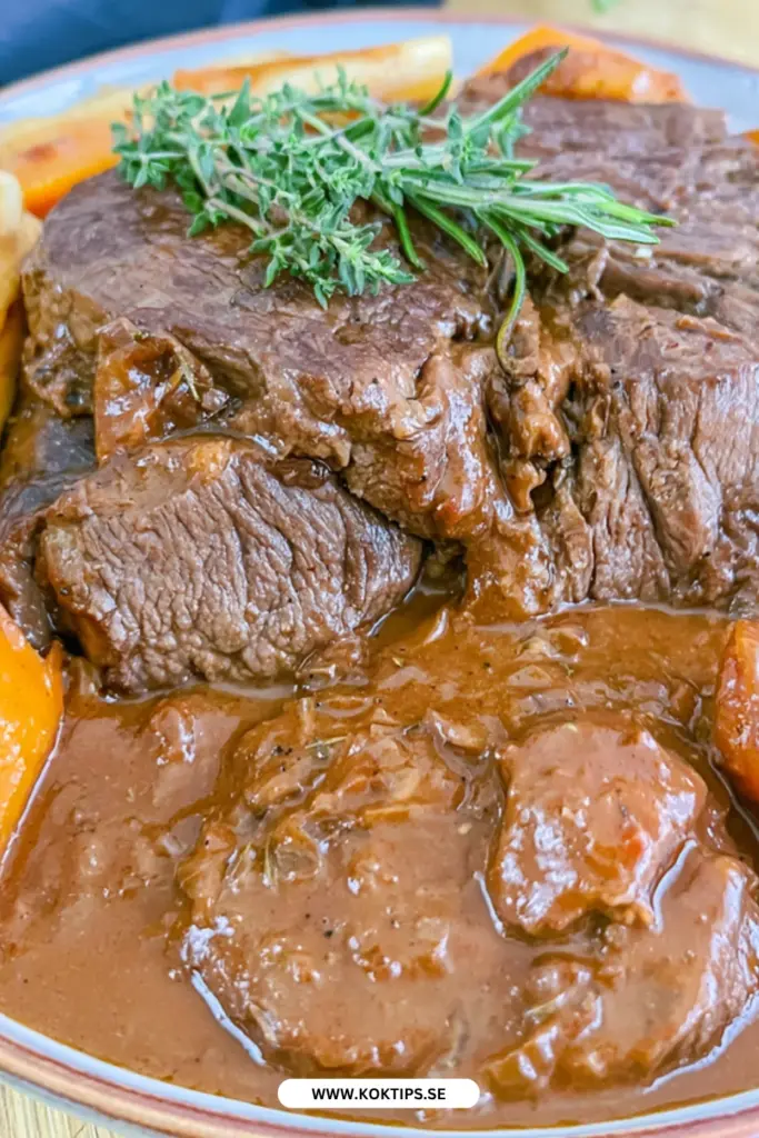 Slottsstek i rödvinssås med hemgjord sås: mört kött och djup smak