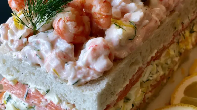 Smörgåstårta med skagenröra – perfekt till buffén!