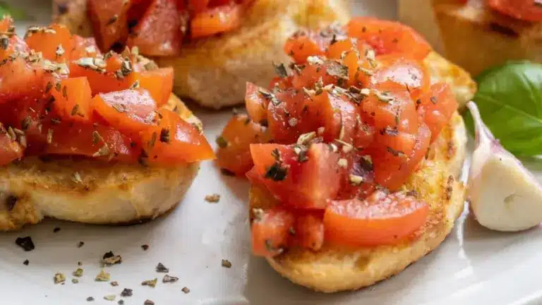 Tomatbruschetta på krispigt bröd: fräsch & god!