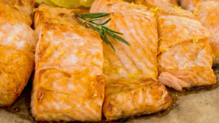 Ugnsbakad lax på potatisbädd med rosmarin och vitlök