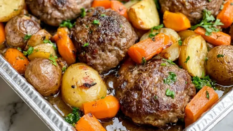 Klassiska ugnsbakade köttfärsbiffar: snabb vardagsmat med potatis och morötter