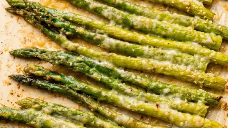 Ugnsrostad grön sparris med parmesan: det enklaste receptet du någonsin testar
