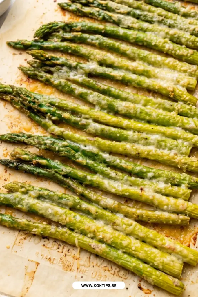 Ugnsrostad grön sparris med parmesan: det enklaste receptet du någonsin testar
