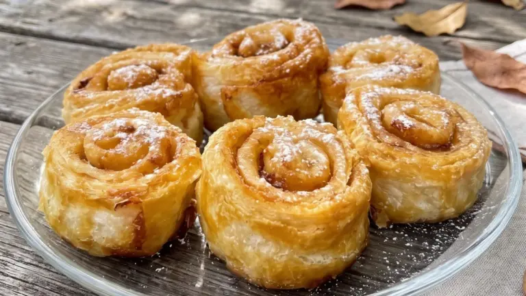 Krispiga och krämiga äppelbullar smördeg: ett klassiskt hembakat recept