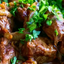 Biff med karamelliserad lök recept klassisk favorit