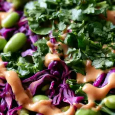 Edamamesallad med jordnötsdressing recept
