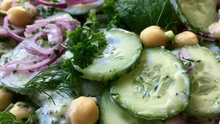 Frisk gurksallad med kikärter och örter: mitt godaste sommarrecept