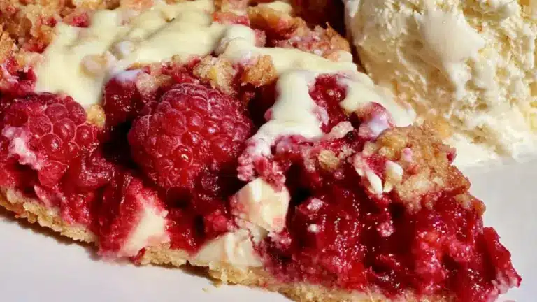 Hallonpaj med vit choklad: det bästa hemlagade receptet med mandelbotten