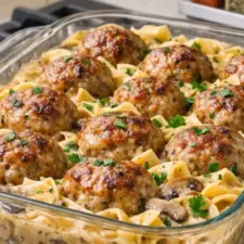Köttbullsgratäng med svamp och nudlar recept