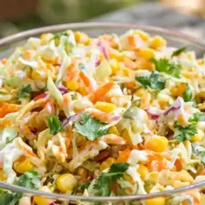 Krämig kålsallad med majs och lime recept