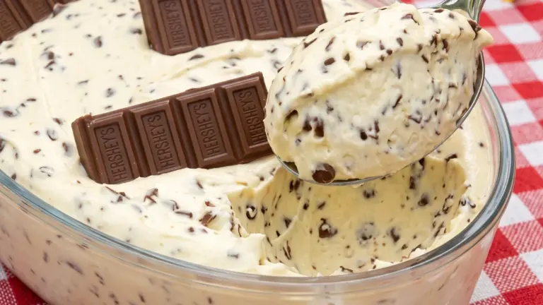 Passionsfruktsmousse hemmagjord: enkel och krämig dessert med choklad
