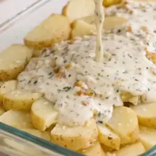 Potatisgratäng med karamelliserad lök recept