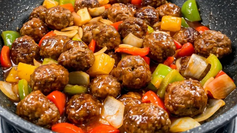 Sötsura köttbullar med paprika och ananas: det godaste hemlagade receptet