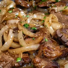 Stekt lever med lök och gräddsås recept