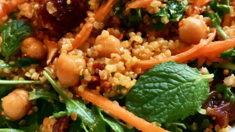 Quinoasallad med kikärter: det godaste sättet att äta mer protein och fiber
