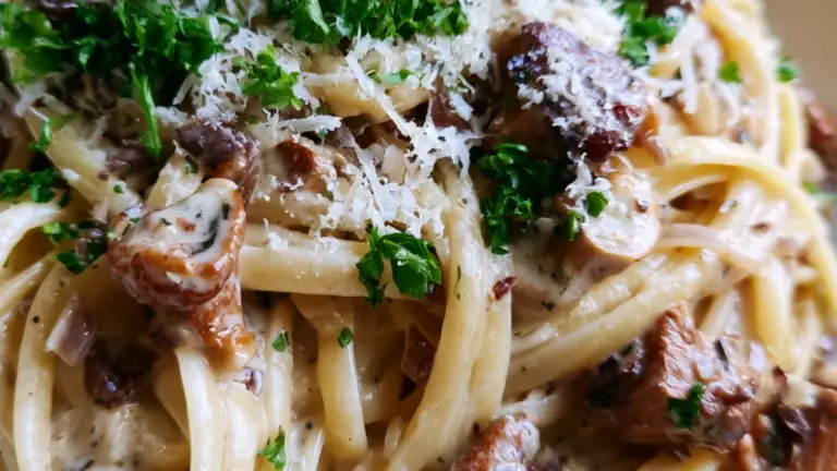 Krämig kantarellpasta: enkel och klassisk höstmiddag på 30 minuter