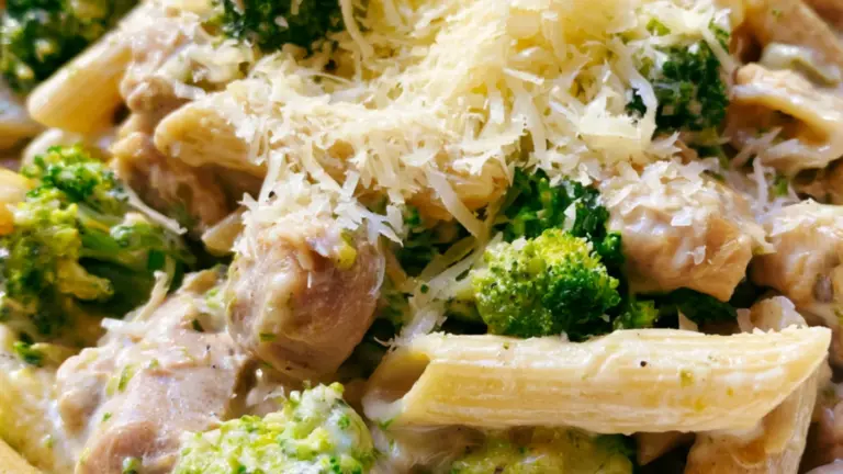 Krämig kycklingpasta på 30 minuter: enkelt hemlagat recept med smak av mer