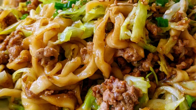 Wokade äggnudlar med kalkonfärs: snabbt, smakrikt och perfekt på vardagskvällen