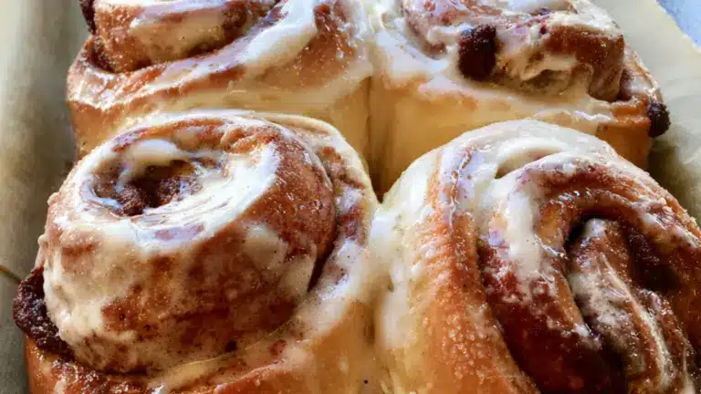 Äkta kanelbullar med oemotståndlig frosting som alla vill baka igen