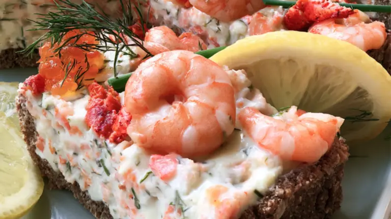 Krämiga skaldjurstårtbitar: hemlagat recept med klassisk svensk smak