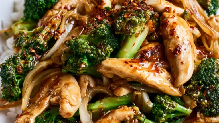 Kycklingwok med broccoli och chilisting: snabb vardagsmat med krisp och hetta