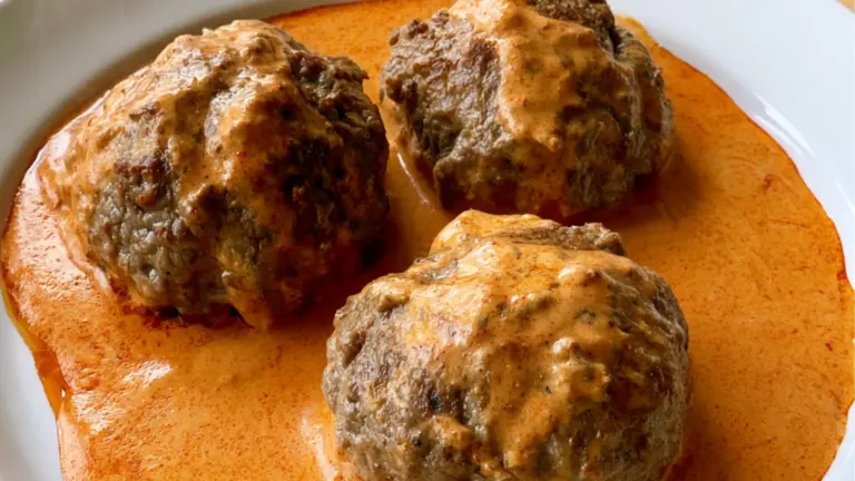 Saftiga köttfärsbiffar med krämig sås som blir en ny vardagsfavorit