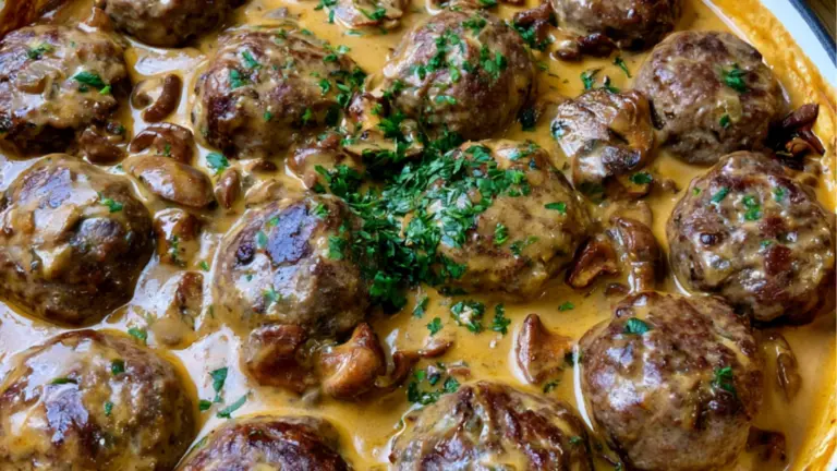 Saftiga pannbiffar: klassiskt recept med krämig kantarellsås och gratäng