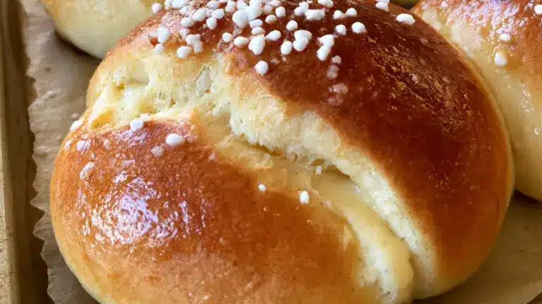 Vaniljdrömmar i smörbullsformat: snabbt recept på mjuka bullar med krämig fyllning
